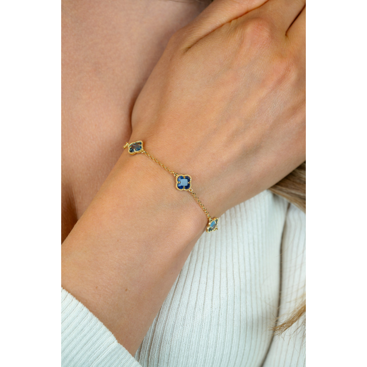 Zinzi ZIA2662B gold plated armband met blauwe klavertjes vier 9 mm breed - Lengte 17-20 cm