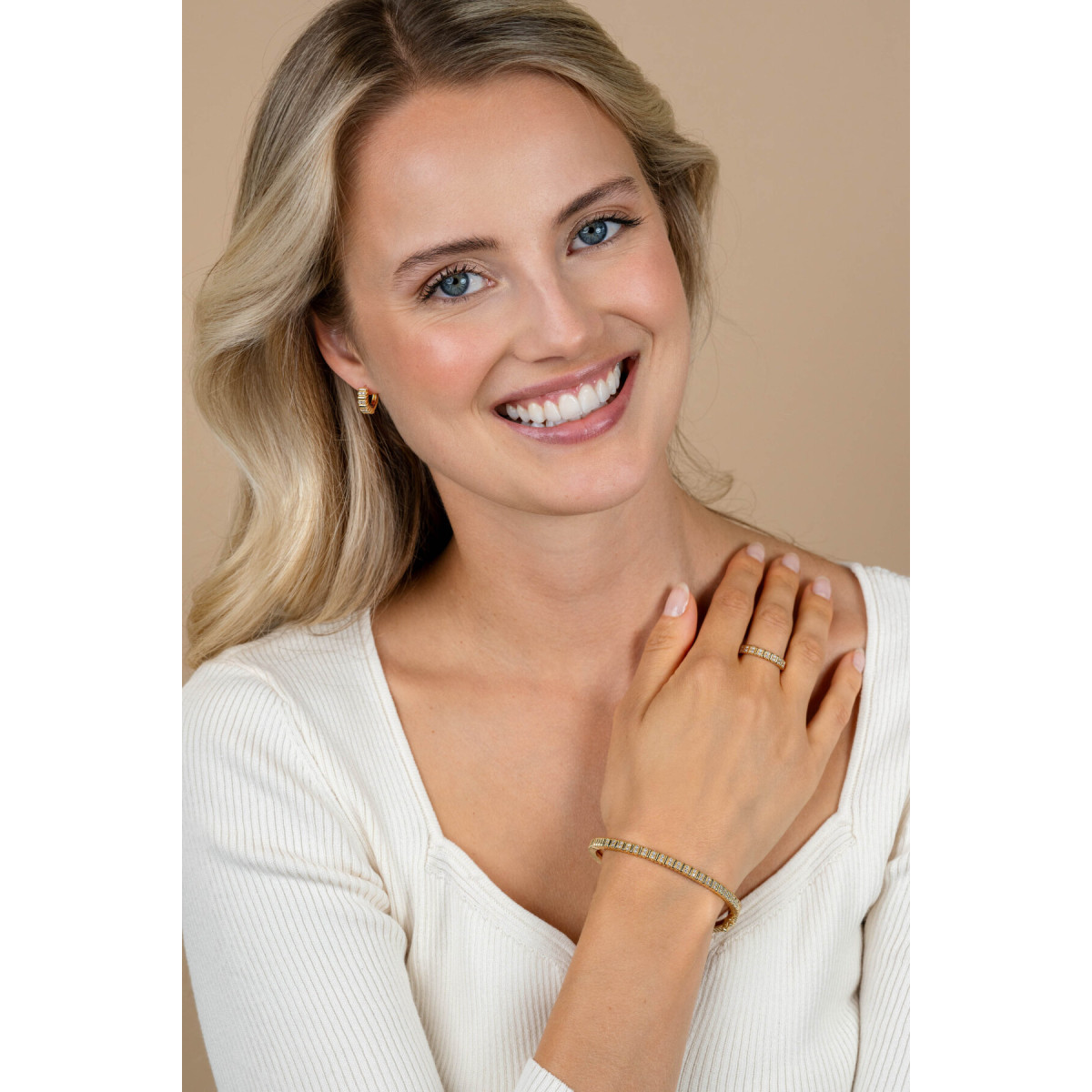 Zinzi ZIA2686Y goudkleurige bangle met briljant geslepen zirkonia's 4 mm breed - Diameter 60 mm