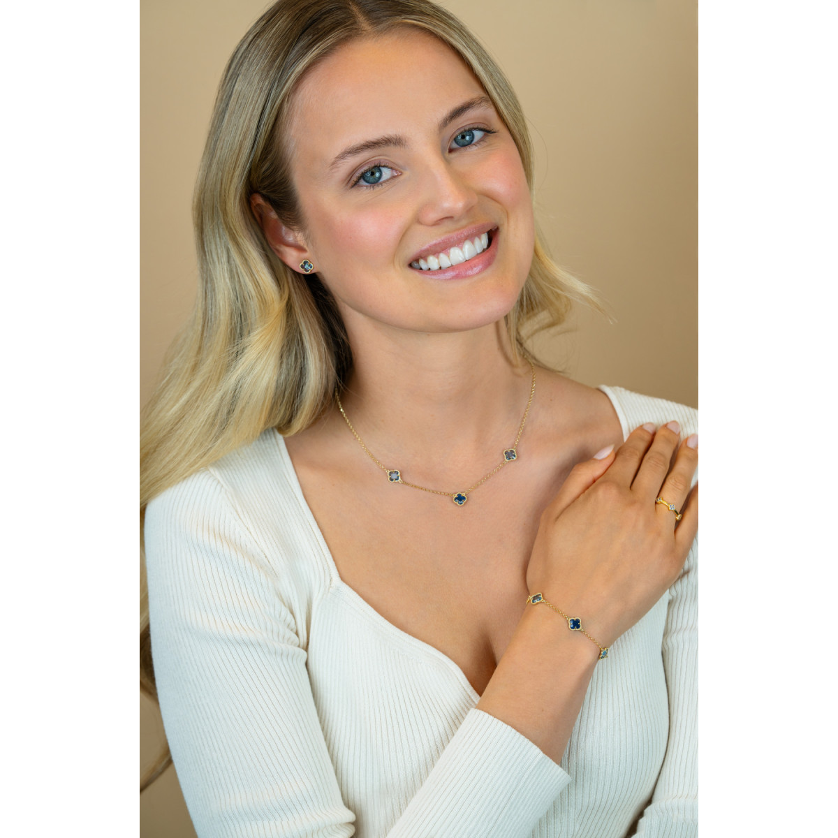 Zinzi ZIC2662B goudkleurige ketting met blauwe klaver hangers 9 mm breed - Lengte 42-45 cm