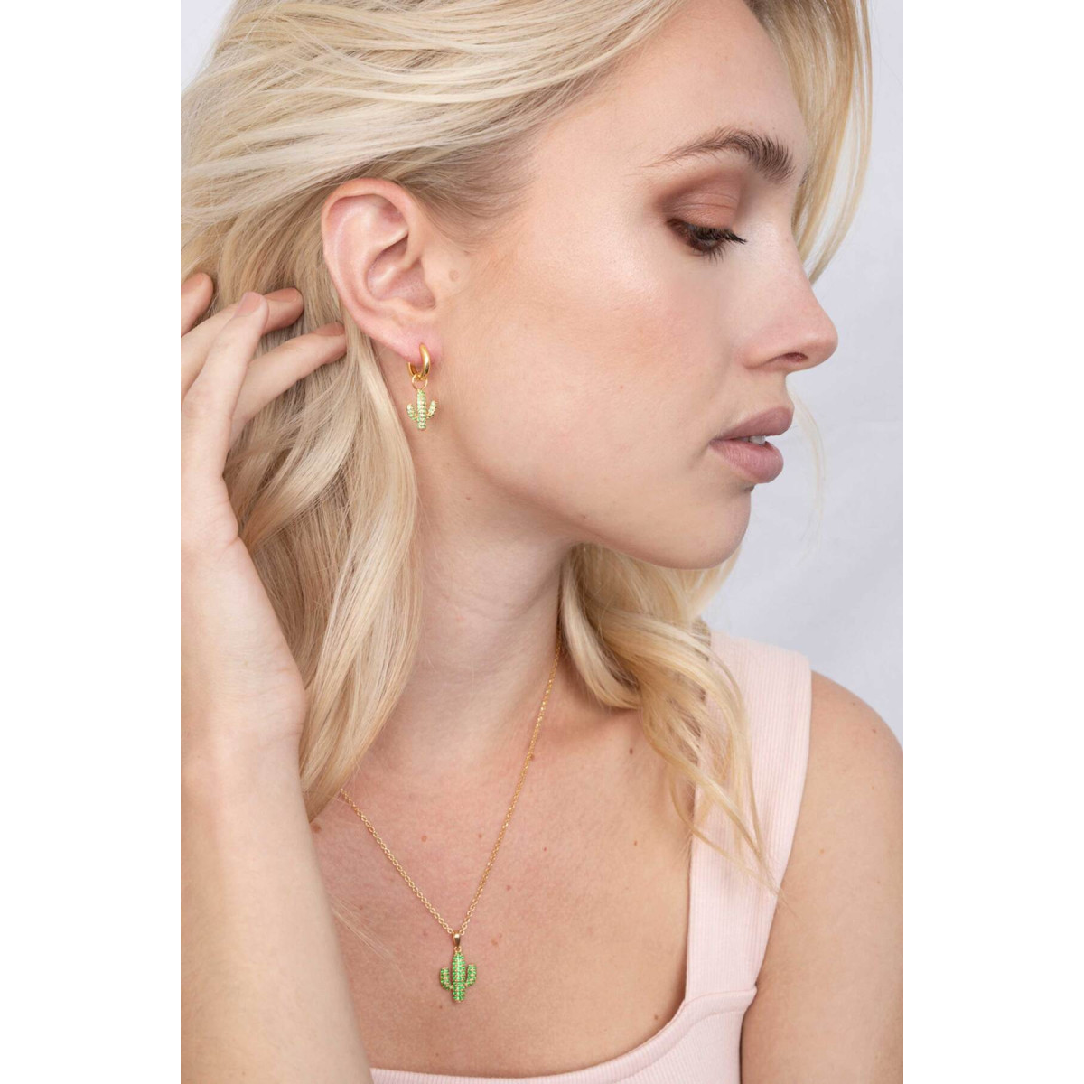 Zinzi ZIH2085 gold plated cactus hanger met groene zirkonia briljant - Hoogte 18 mm