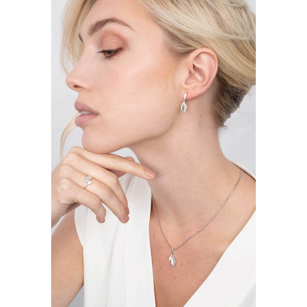 Zinzi ZIH2087 zilveren hanger bloemvorm met transparante zirkonia 10.5 mm breed - Hoogte 23 mm