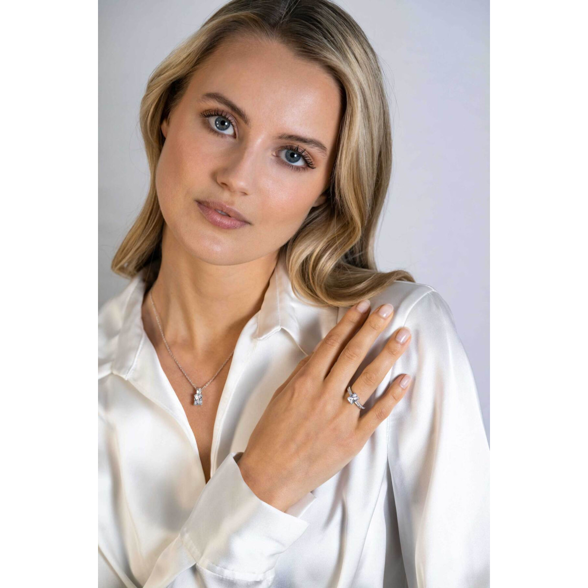 Zinzi ZIH2392 zilveren hanger met zirkonia stenen 6 mm breed - Hoogte 14 mm