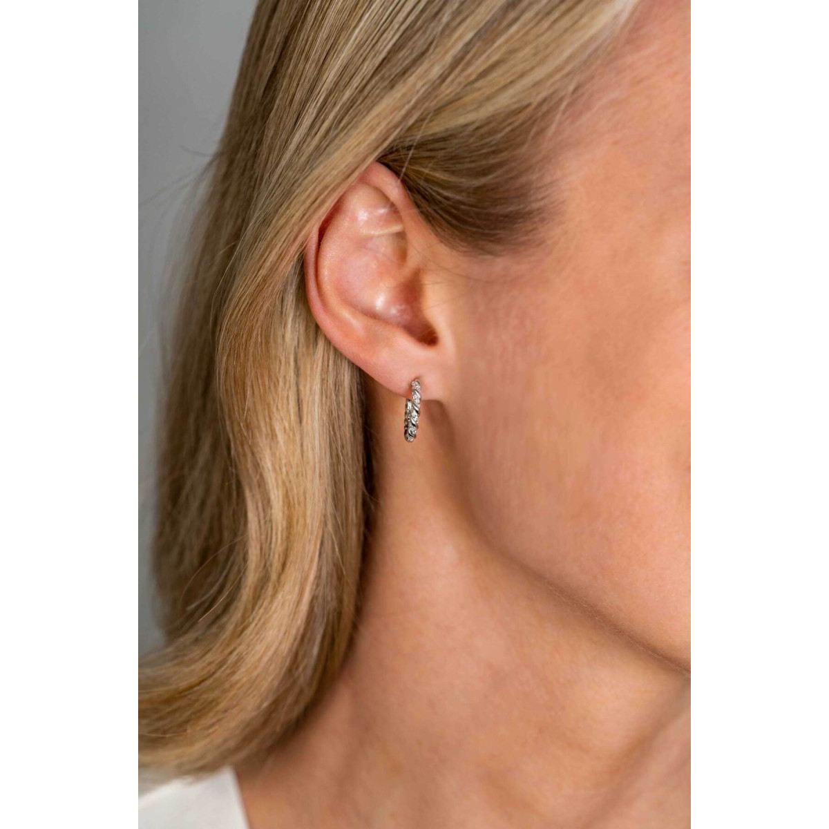 Zinzi ZIO2320 zilveren oorringen met zirkonia 2 mm breed - Diameter 15 mm