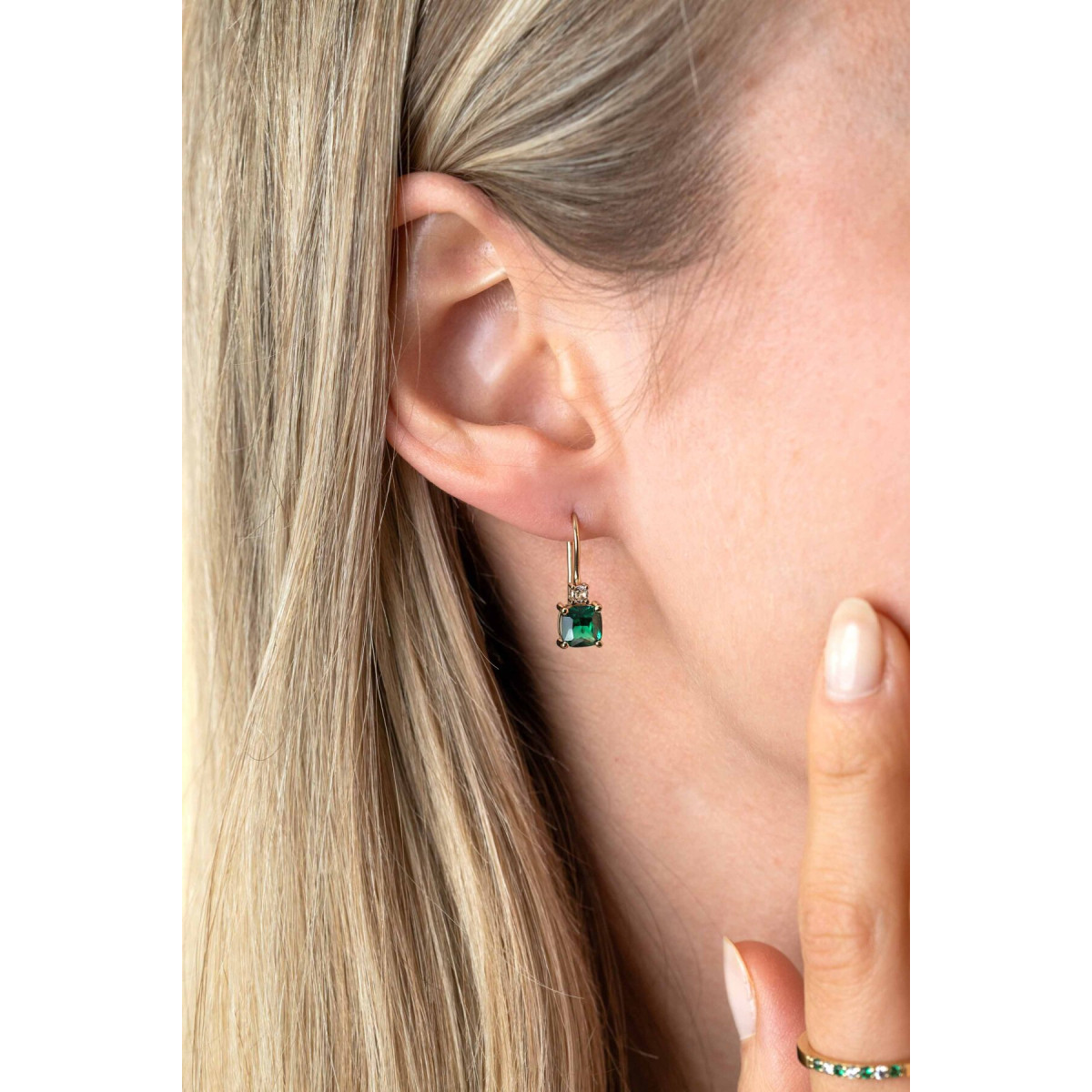Zinzi ZIO2562H goudkleurige oorhangers met groene zirkonia - Hoogte 19 mm