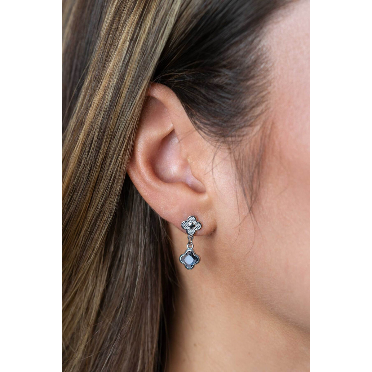 Zinzi ZIO2582 zilveren oorhangers blad met blauwe zirkonia 8 mm breed - Hoogte 20 mm
