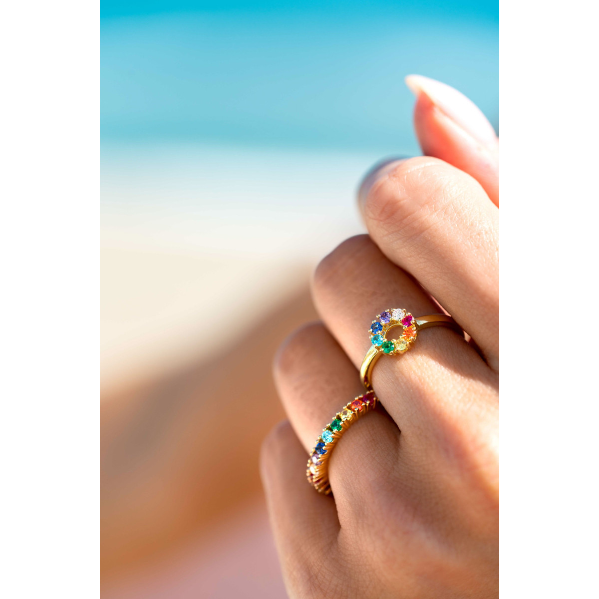 Zinzi ZIR2170 goudkleurige aanschuifring met regenboogkleurige rij zirkonia's 2.4 mm breed