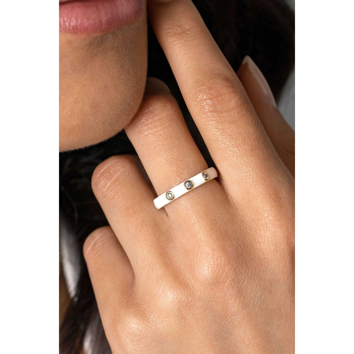 Zinzi ZIR2315W goudkleurige aanschuifring met witte emaille en transparante zirkonia's 3 mm breed