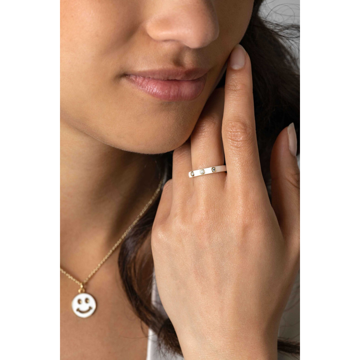 Zinzi ZIR2315W goudkleurige aanschuifring met witte emaille en transparante zirkonia's 3 mm breed