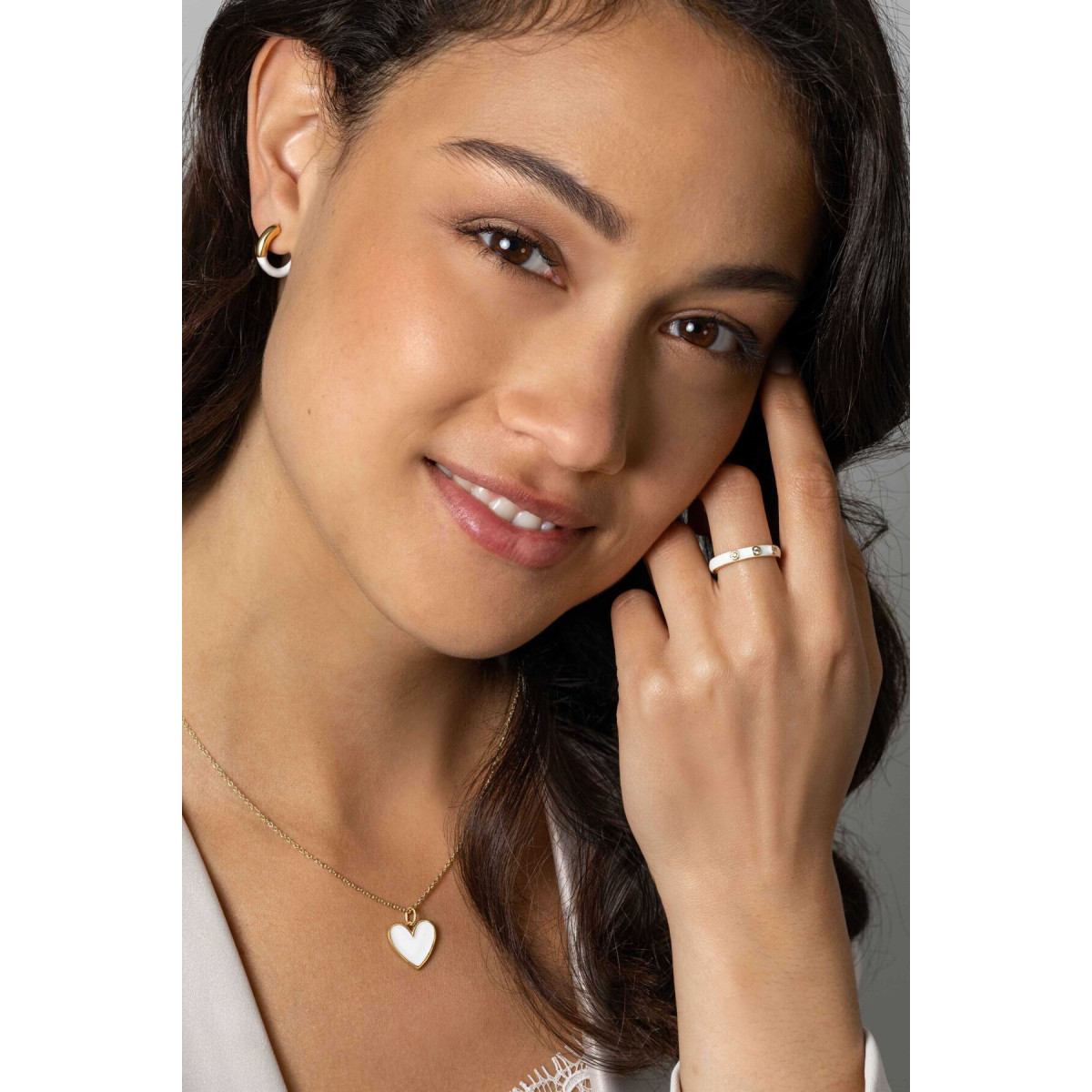 Zinzi ZIR2315W goudkleurige aanschuifring met witte emaille en transparante zirkonia's 3 mm breed