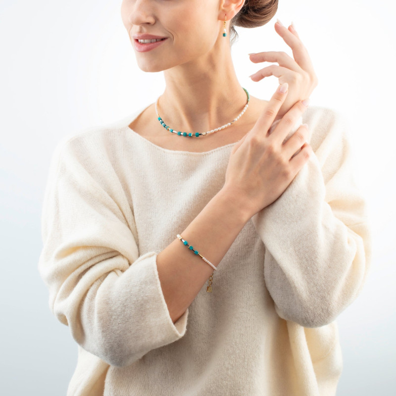 coeur-de-lion-fusion-pearls-turquoise-armband-1126-30-0605-gold-plated-met-parels-lengte-18-21-cm