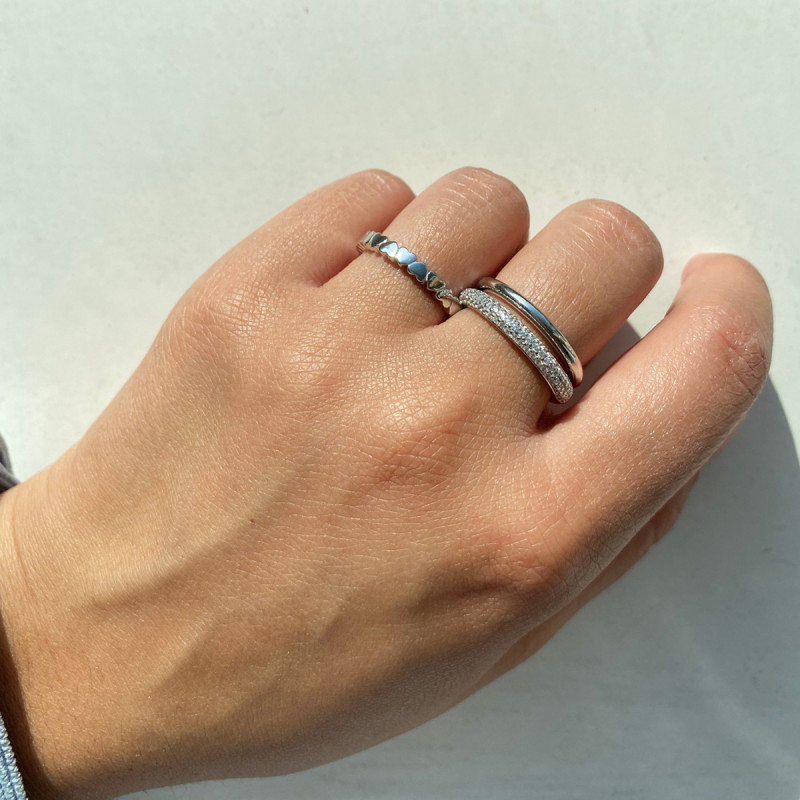 glow-114/variant/binnen-diameter-1376-zilveren-ring-met-glanzende-hartjes-2-mm-breed