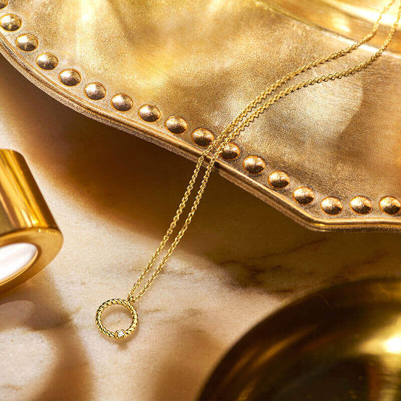 gouden-ketting-met-rondje-en-diamant