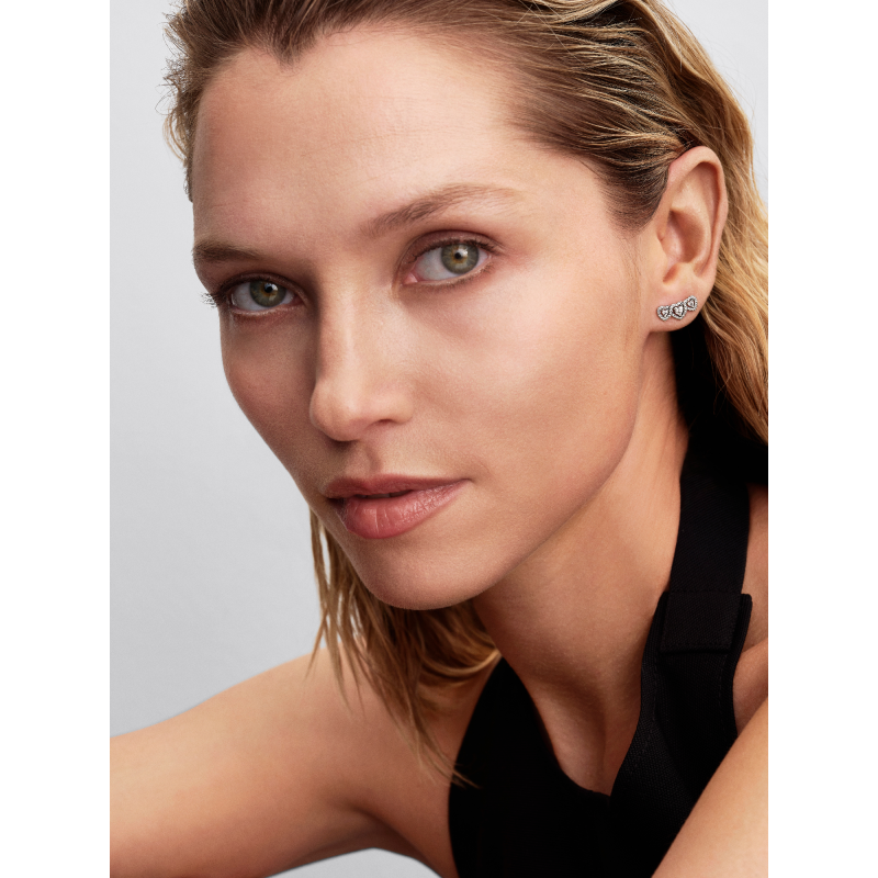 pandora-timeless-294411c01-zilveren-oorknopjes-met-3-hartjes-en-zirkonias