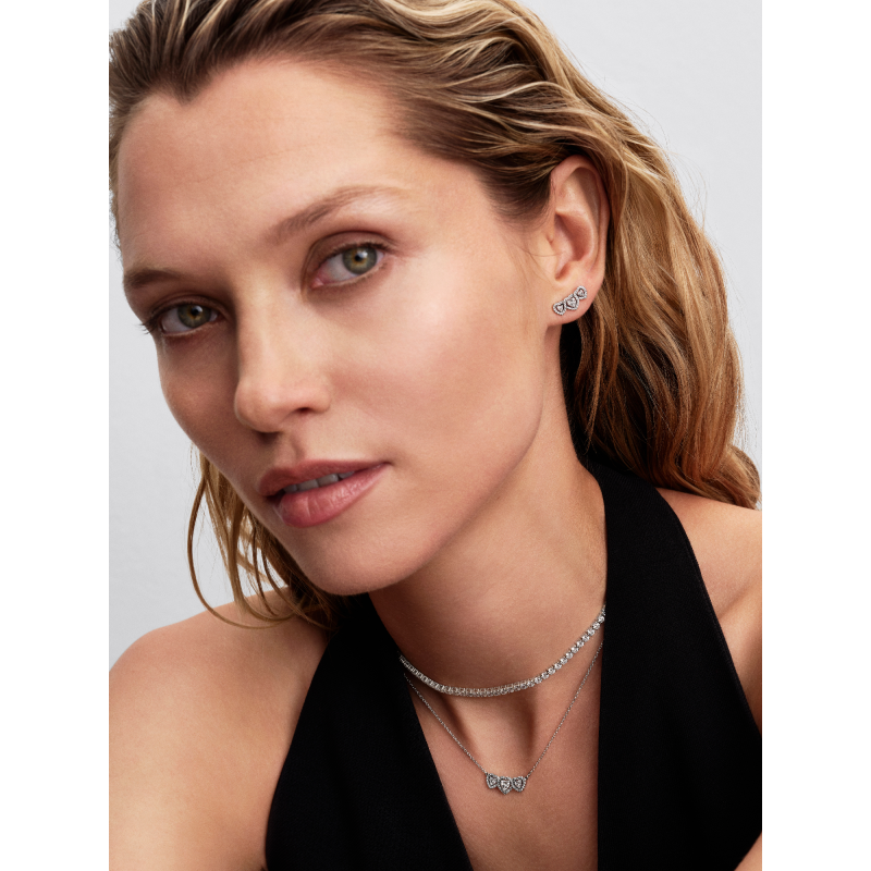 pandora-timeless-294411c01-zilveren-oorknopjes-met-3-hartjes-en-zirkonias
