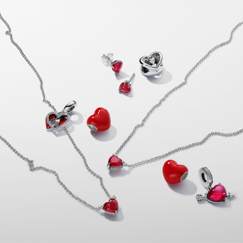 pandora-timeless-392542c01-45-zilveren-ketting-met-een-hartje-van-rood-kristal-en-transparante-zirkonia-s-aan-de-rand-lengte-45-cm