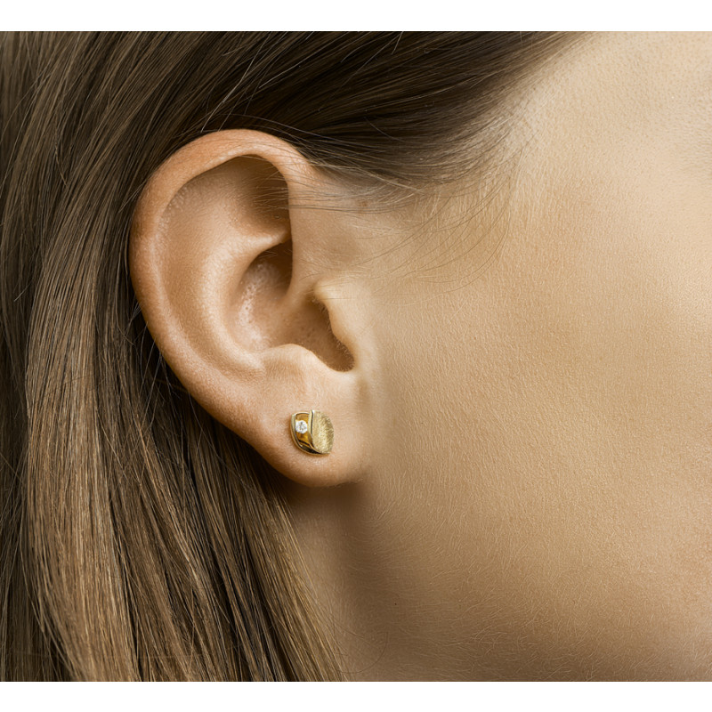 gouden-oorknoppen-met-diamant