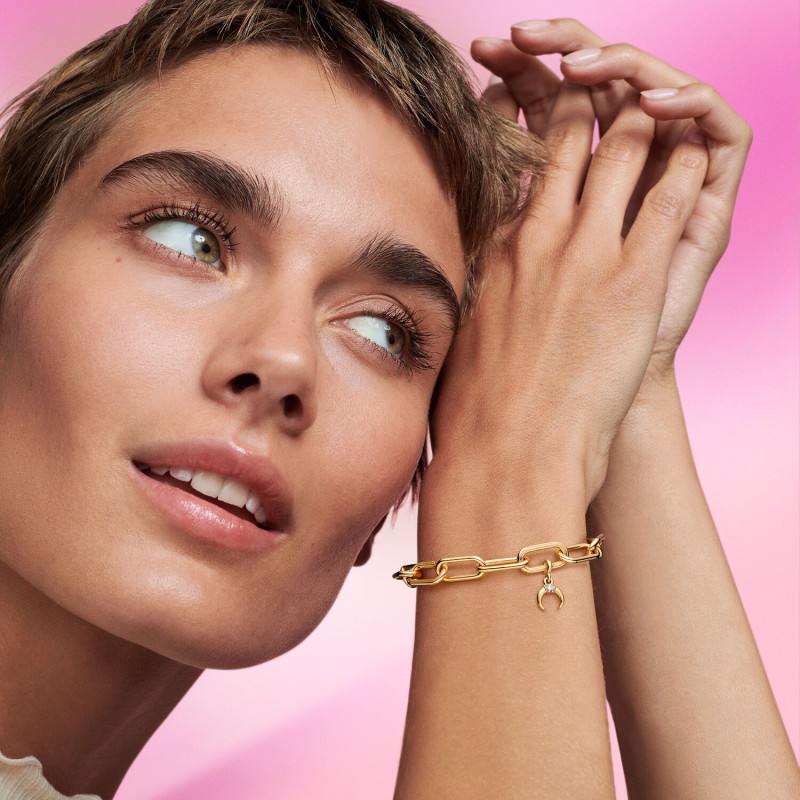 pandora-me-762692c01-hangende-gold-plated-armband-bedel-met-maan-en-transparante-zirkonia
