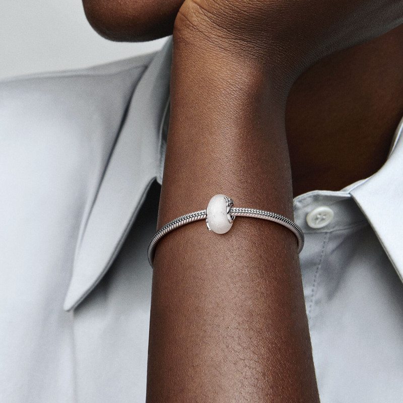 pandora-moments-792655c00-armband-bedel-met-hartje-tekst-met-mum-love-en-wit-murano-glas