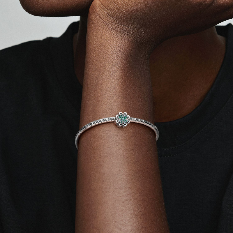 pandora-moments-792752c01-zilveren-bedel-met-klavertje-vier-en-groene-kristal