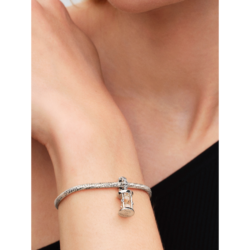 pandora-moments-794140c01-hangende-bedel-met-zilveren-zandloper-1