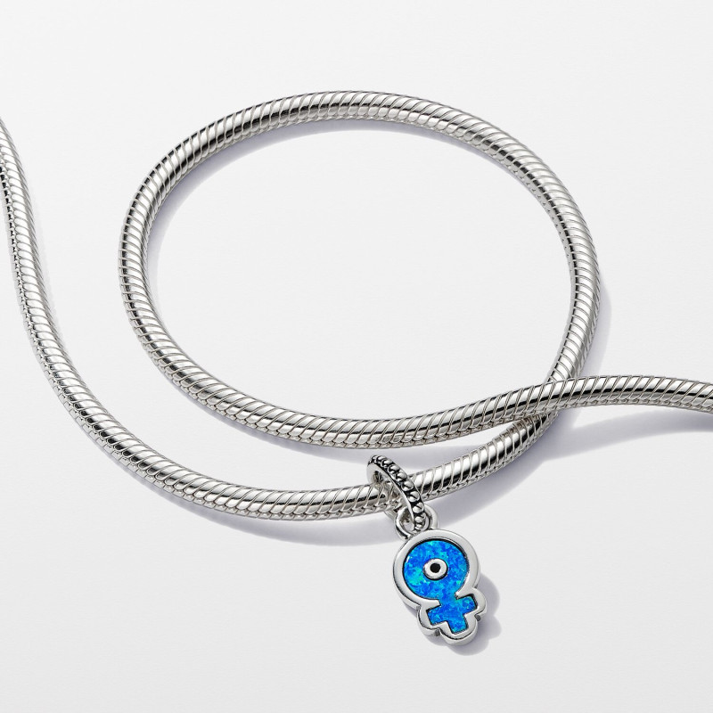 pandora-moments-me-793181c01-hangende-armband-bedel-met-unicef-symbool-vrouw-en-blauwe-synthetische-opaal