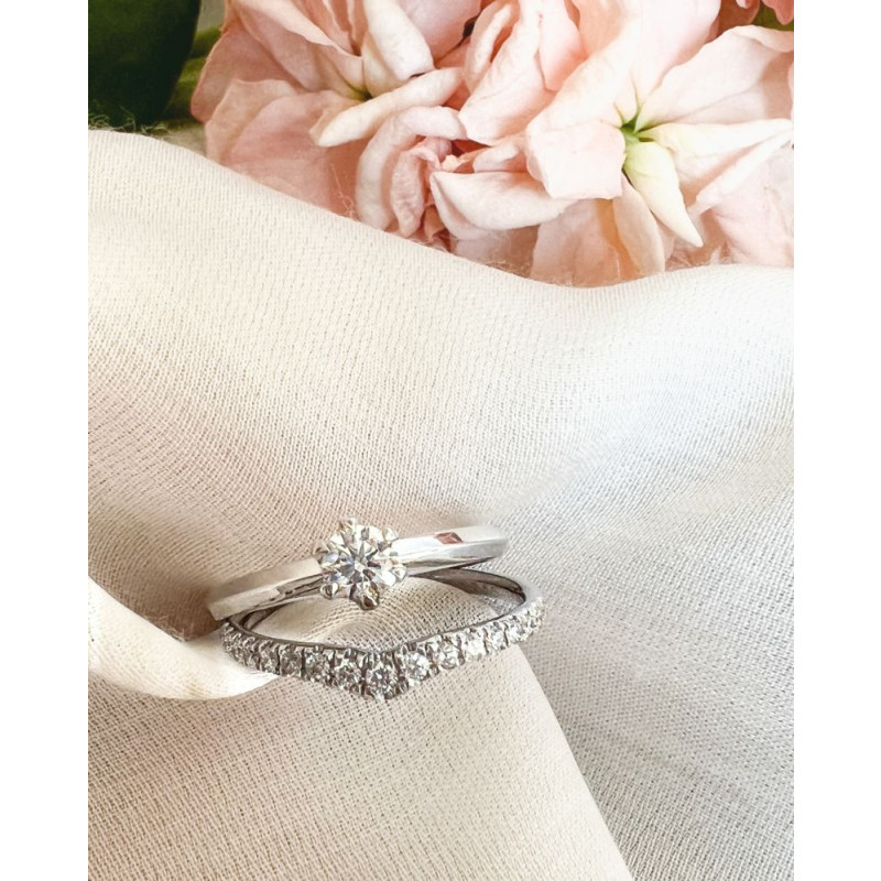 aanschuifring-van-witgoud-met-v-vorm-en-diamanten-0-25-crt-van-3-6-mm-breed