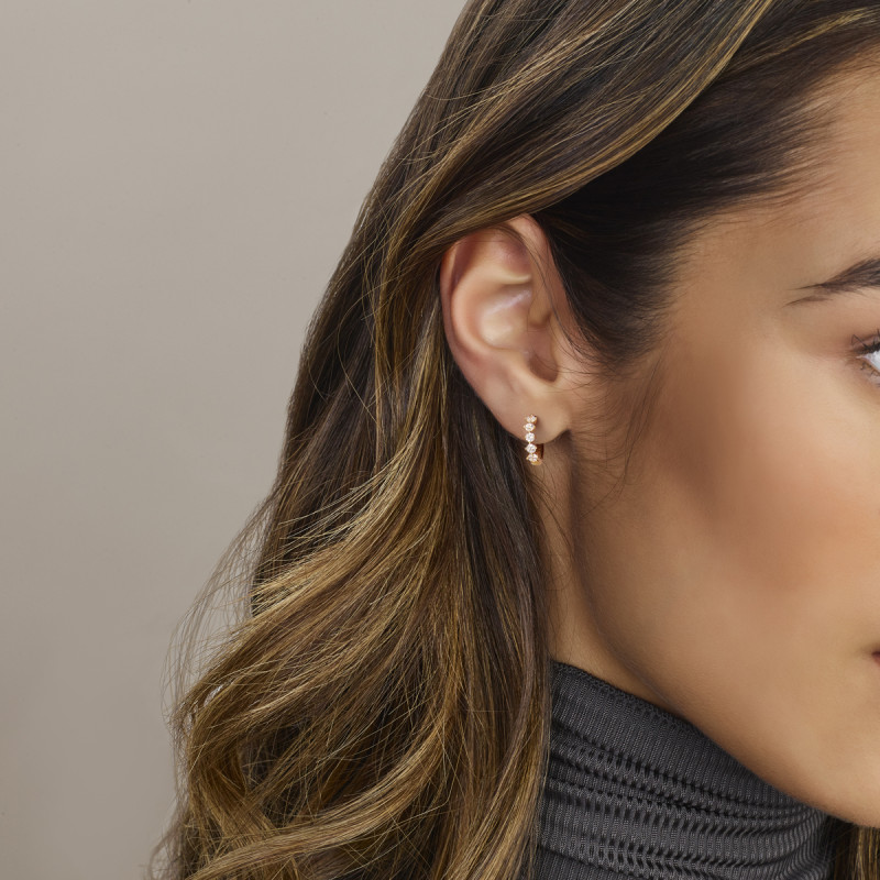 gouden-klapoorringen-met-vijf-transparante-zirkonia-s-diameter-12-mm