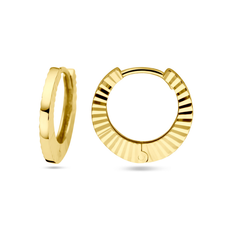gouden-ronde-klapoorringen-1-5-mm-breed-met-bewerkte-rand-hoogte-13-5-mm