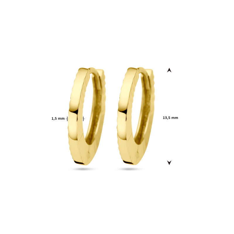 gouden-ronde-klapoorringen-1-5-mm-breed-met-bewerkte-rand-hoogte-13-5-mm