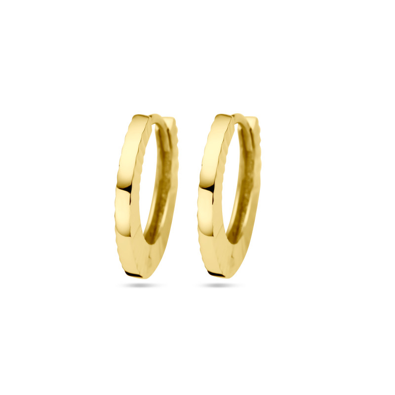 gouden-ronde-klapoorringen-1-5-mm-breed-met-bewerkte-rand-hoogte-13-5-mm
