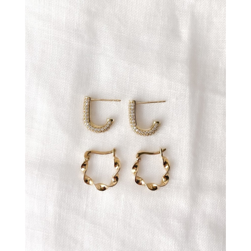 gouden-stekeroorringen-met-pave-gezette-zirkonia-3-2-mm-breed-hoogte-14-mm