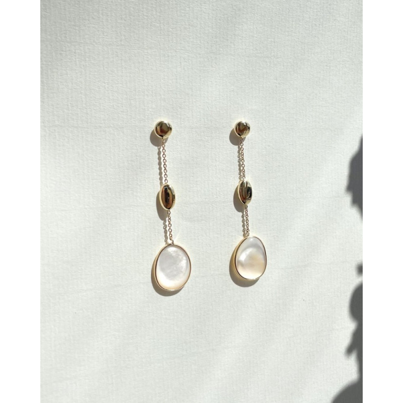 oorhangers-van-goud-met-ovaaltjes-en-parelmoer-hoogte-56-mm