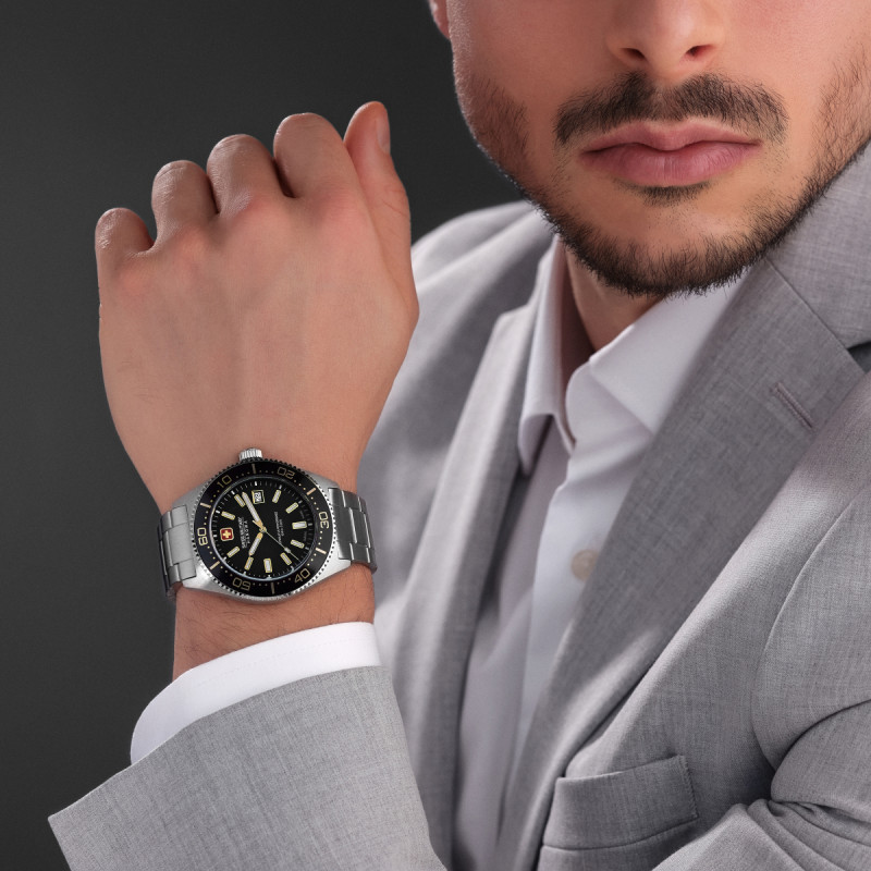swiss-military-hanowa-nomad-smwgh0004905-zwart-horloge-met-schakelband-en-goudkleurige-details-43-mm