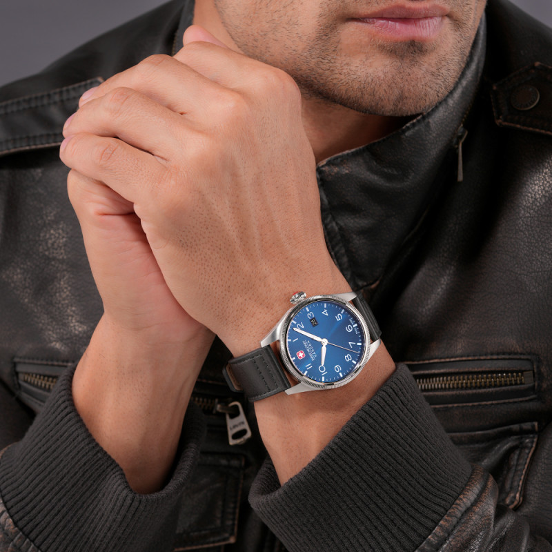 swiss-military-hanowa-thunderbolt-smwgb0000805-quartz-horloge-met-zilverkleurige-kast-en-leren-band-o-43-mm