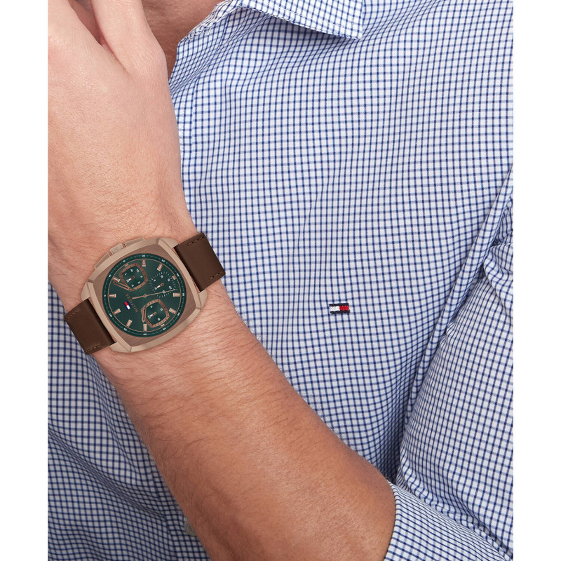 tommy-hilfiger-apollo-th1710557-chronograaf-herenhorloge-met-leren-band-groene-wijzerplaat-vierkante-bruine-kast-o-41-mm