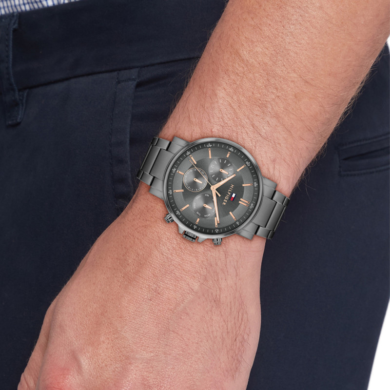 tommy-hilfiger-tyson-th1710711-stalen-herenhorloge-met-rosekleurige-accenten-en-grijze-wijzerplaat-o-43-mm