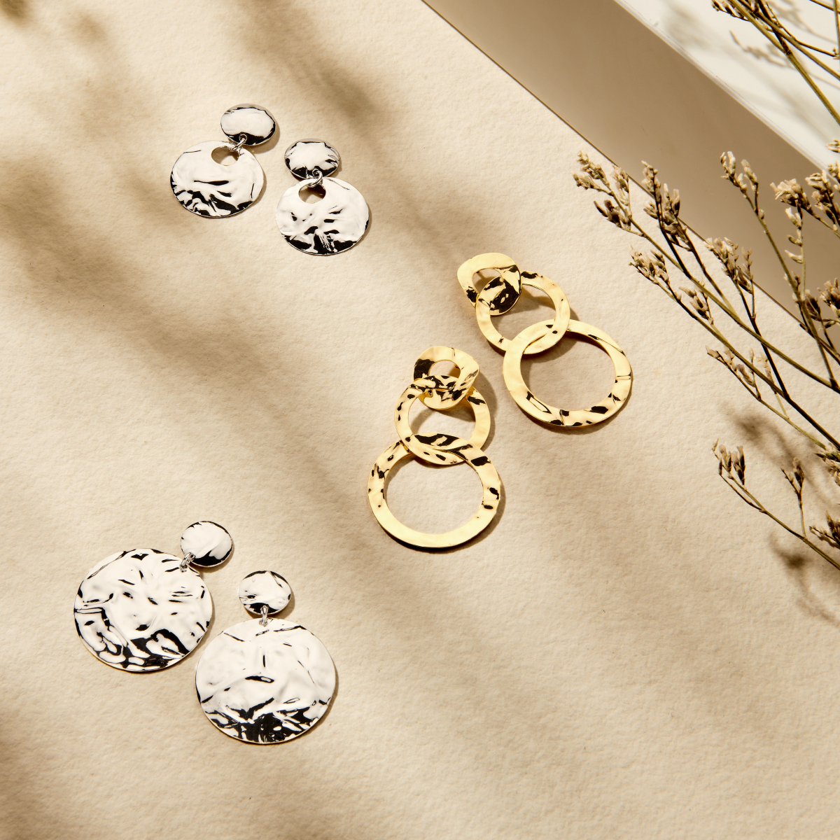 Gold plated gehamerde oorhangers met 3 cirkels 27 mm breed - Hoogte 48 mm