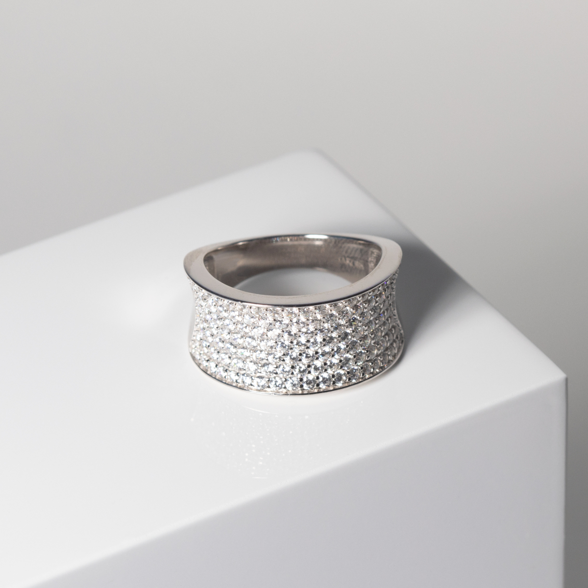 Sif Jakobs SJ-R2393-CZ zilveren ring gedraaide band pavé zirkonia 11 mm breed