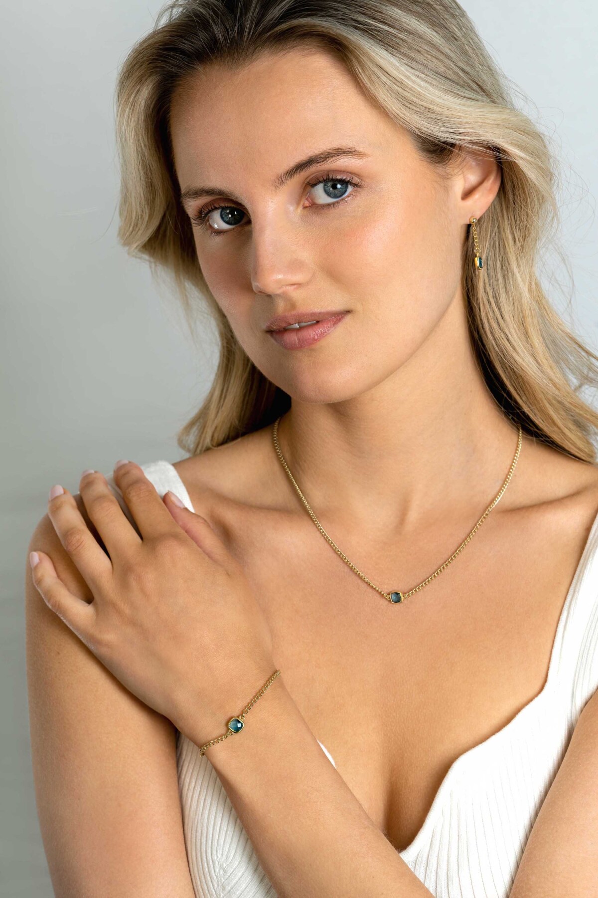 Zinzi Fatima's Favorieten ZIA2417G goudkleurige armband met blauwe steen 7.1 mm breed - Lengte 16-19 cm