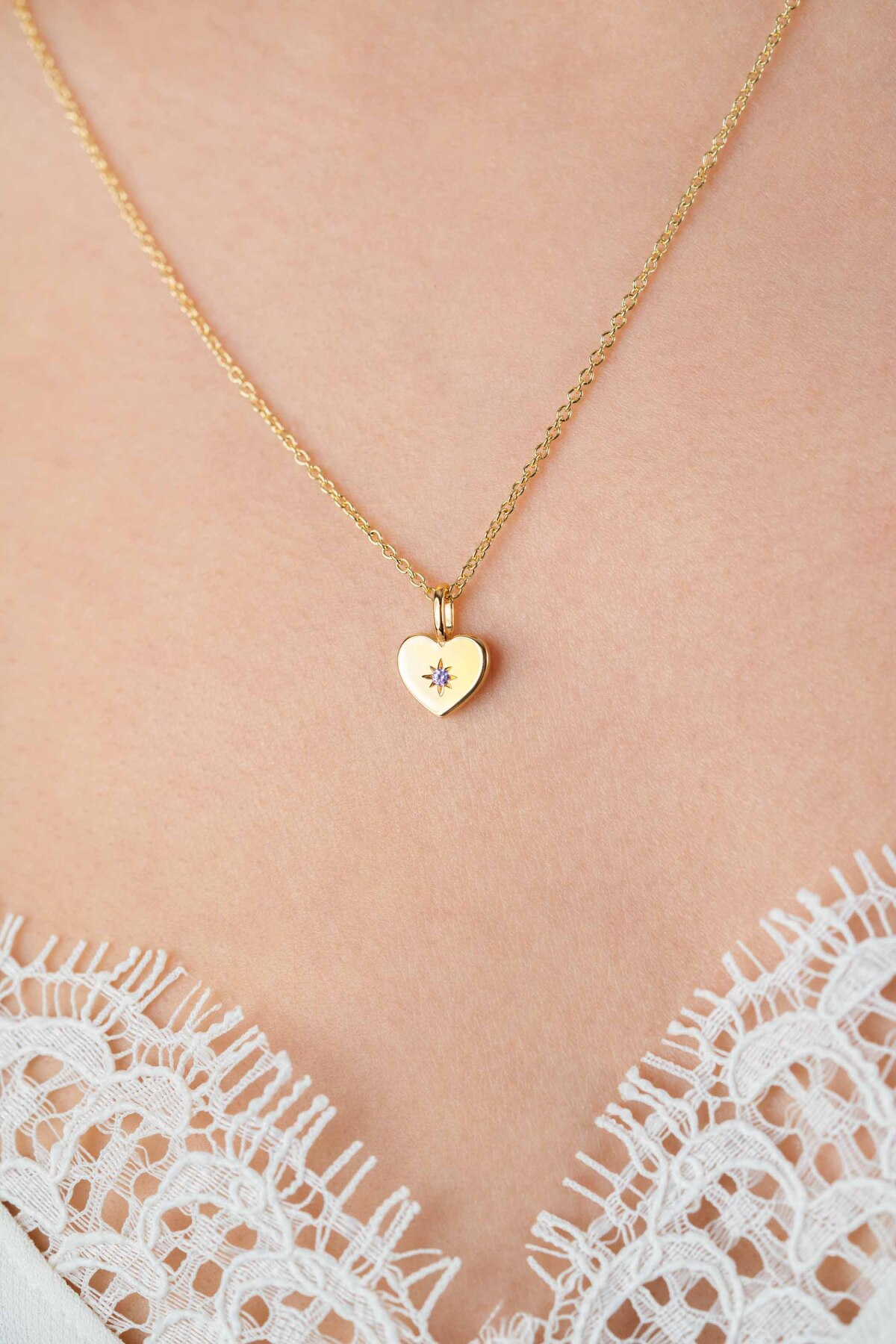 Zinzi Geboortestenen ZIHY-MEI gold plated hanger met groene zirkonia hart mei 9.2 mm breed - Hoogte 13 mm