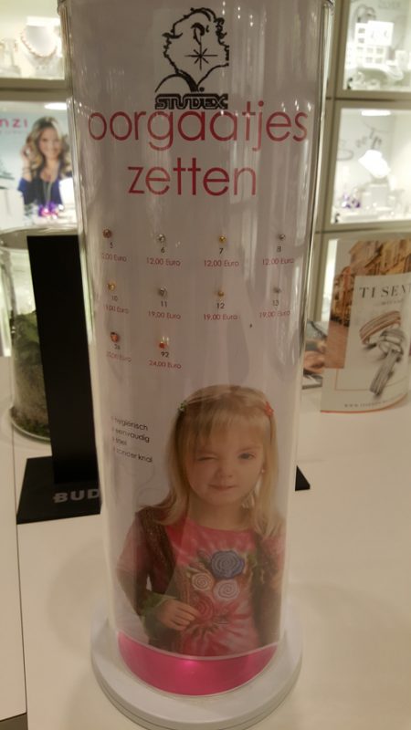 oorgaatjes zetten keuze knopjes